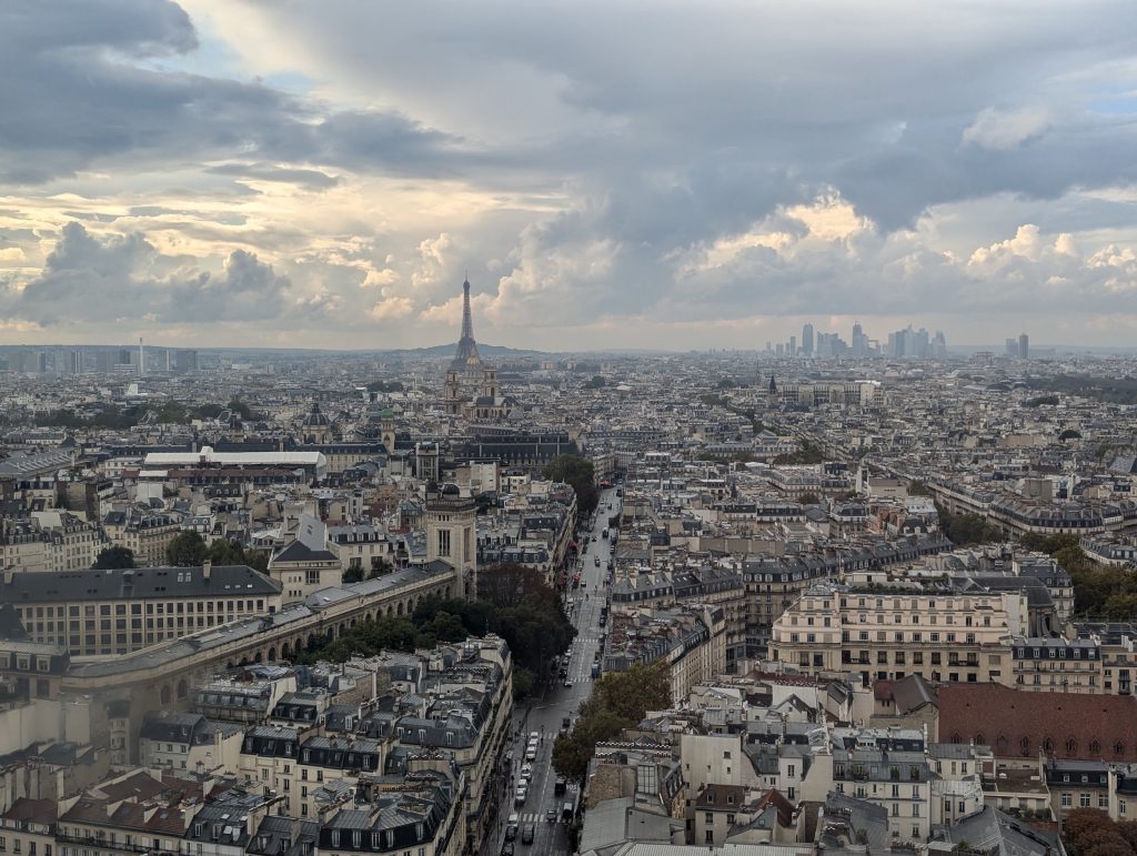 Offener Blick über Paris vom Hochhaus der Sorbonne