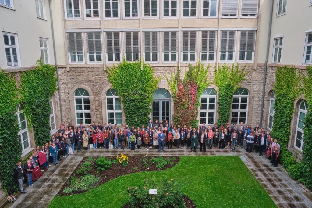 Konferenzteilnehmende zum Gruppenfoto am zweiten Konferenztag im Innenhof des historischen Gebäudes der SUB Göttingen (Foto: Martin Liebetruth)
